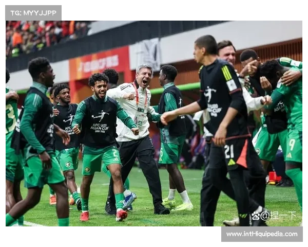 都灵球迷开场助威声势浩大，主队连续进球点燃现场