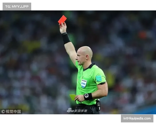 红牌！美因茨后卫在禁区线上犯规被直接罚下